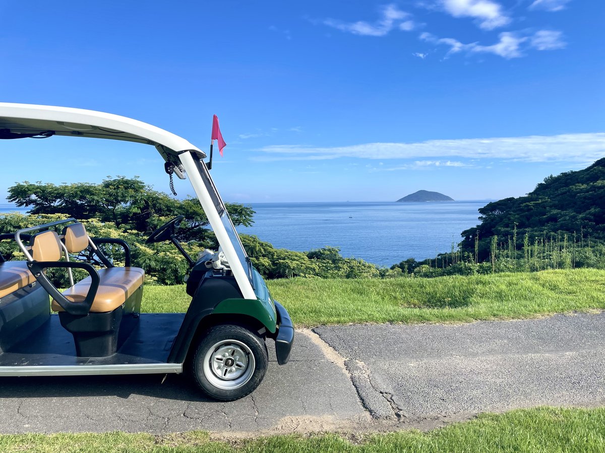 海の景色とゴルフカート