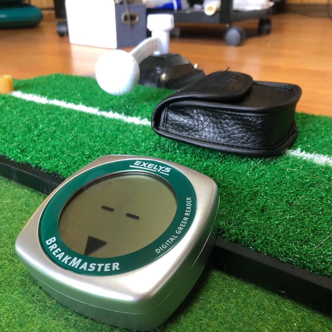 練習マットに置いたBREAKMASTER（本体・専用ケース・ボール）。すべて自宅で撮影したものです。